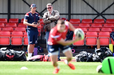 050819 - Scarlets Rugby Training - Brad Mooar and Nigel Short during training