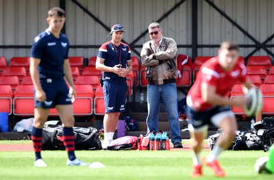 050819 - Scarlets Rugby Training - Brad Mooar and Nigel Short during training