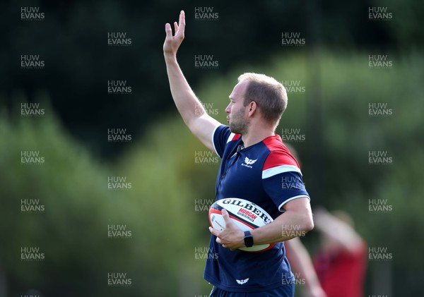 050819 - Scarlets Rugby Training - Richard Whiffin during training