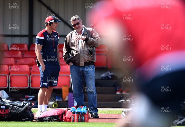 050819 - Scarlets Rugby Training - Brad Mooar and Nigel Short during training