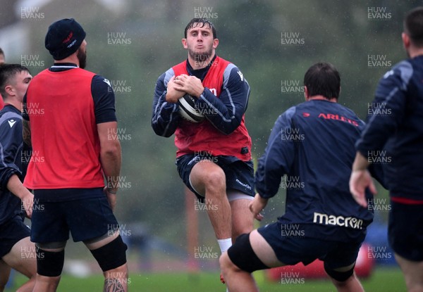 100820 - Scarlets Rugby Training - Dan Jones during training
