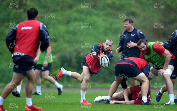 100820 - Scarlets Rugby Training - Gareth Davies during training