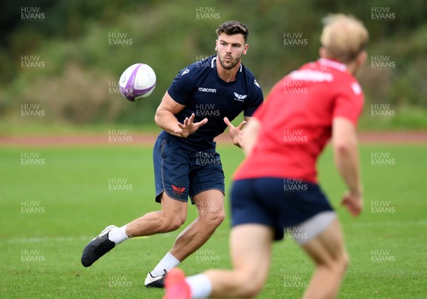 150920 - Scarlets Rugby Training - Johnny Williams during training
