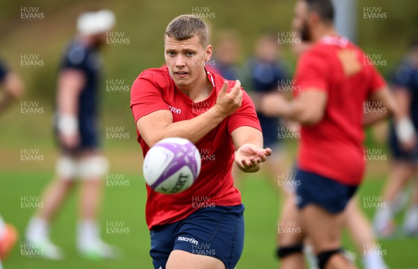150920 - Scarlets Rugby Training - Taylor Davies during training