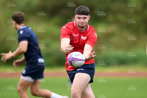 150920 - Scarlets Rugby Training - Osian Knott during training