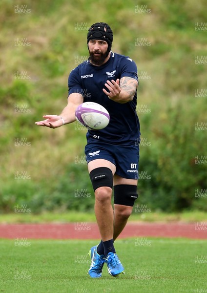 150920 - Scarlets Rugby Training - Blade Thomson during training