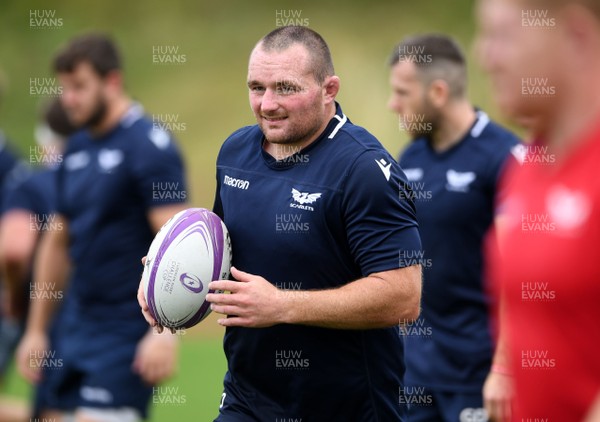 150920 - Scarlets Rugby Training - Ken Owens during training