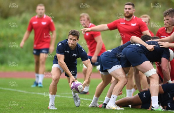 150920 - Scarlets Rugby Training - Kieran Hardy during training