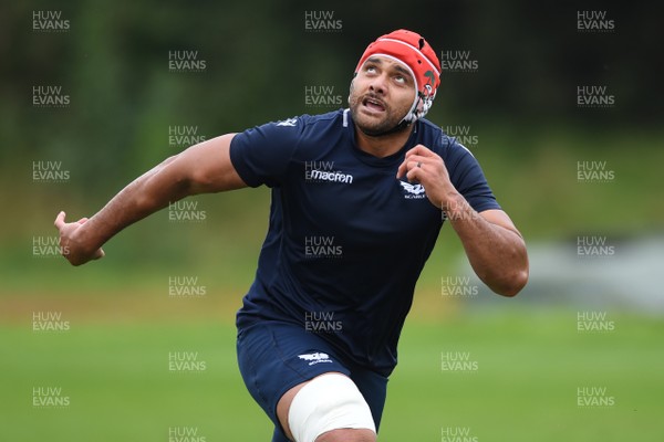 150920 - Scarlets Rugby Training - Sione Kalamafoni during training