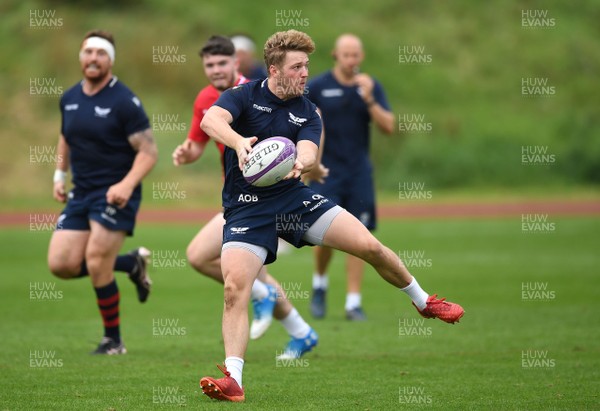 150920 - Scarlets Rugby Training - Angus O'Brien during training