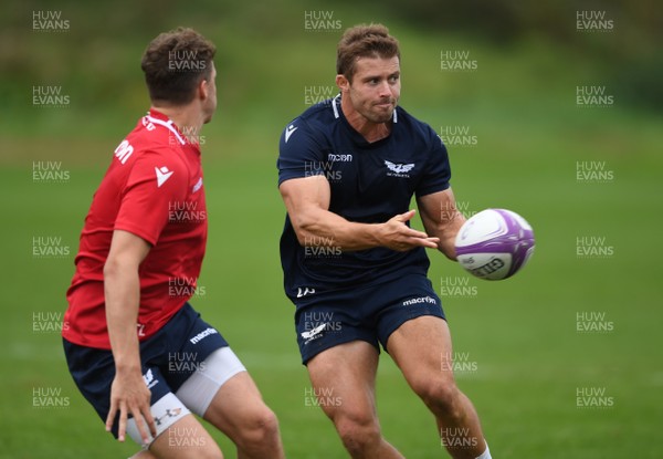 150920 - Scarlets Rugby Training - Leigh Halfpenny during training