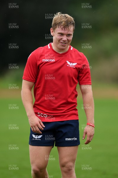 150920 - Scarlets Rugby Training - Sam Costelow during training