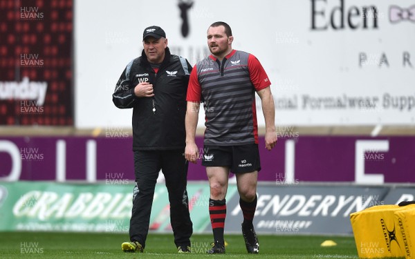 170418 - Scarlets Rugby Training - Wayne Pivac and Ken Owens during training