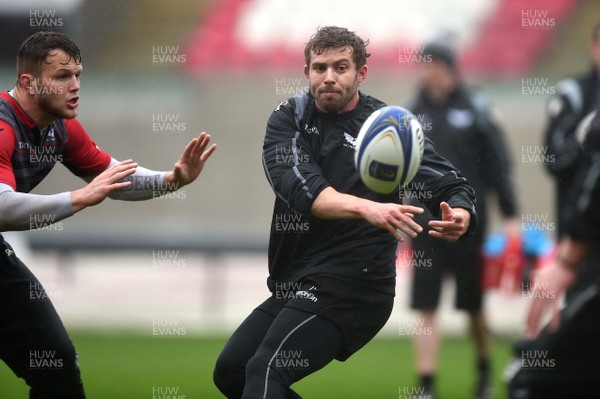 170418 - Scarlets Rugby Training - Leigh Halfpenny during training