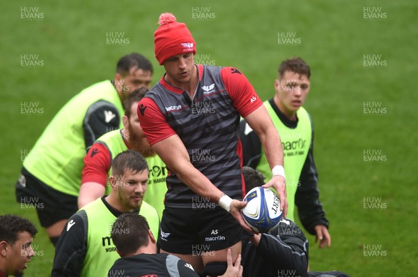 170418 - Scarlets Rugby Training - Aaron Shingler during training