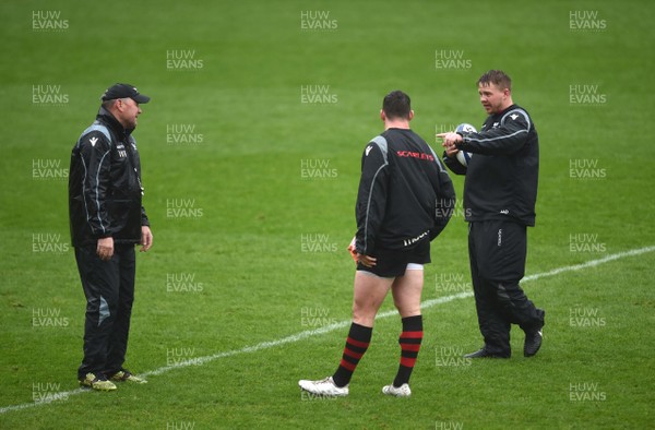 170418 - Scarlets Rugby Training - Wayne Pivac talks to Ryan Elias and James Davies during training