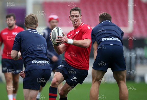 211020 - Scarlets Rugby Training - Liam Williams during training