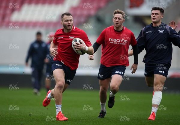 211020 - Scarlets Rugby Training - Steff Hughes during training