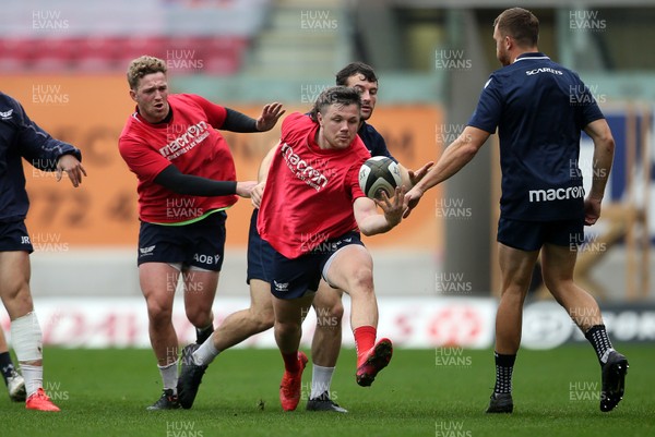211020 - Scarlets Rugby Training - Steff Evans during training