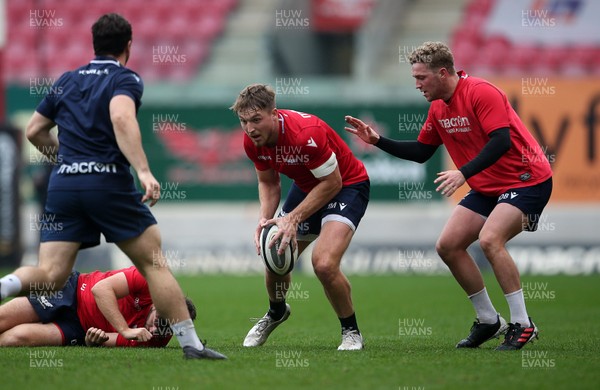211020 - Scarlets Rugby Training - Tyler Morgan and Angus O'Brien during training