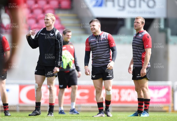 220518 - Scarlets Rugby Training - Johnny McNicholl, Steff Evans and Hadleigh Parkes during training