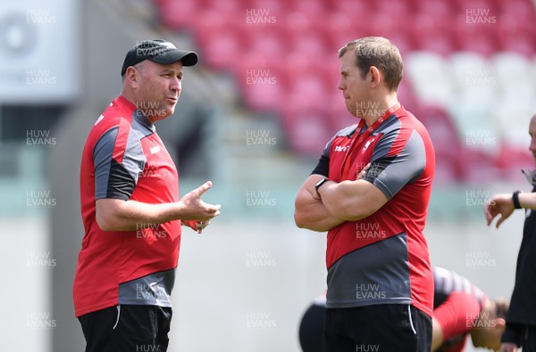 220518 - Scarlets Rugby Training - Wayne Pivac and Ioan Cunningham during training