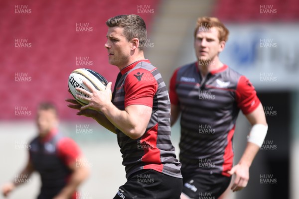 220518 - Scarlets Rugby Training - Scott Williams during training