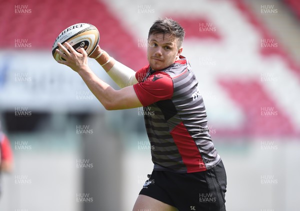 220518 - Scarlets Rugby Training - Steff Evans during training