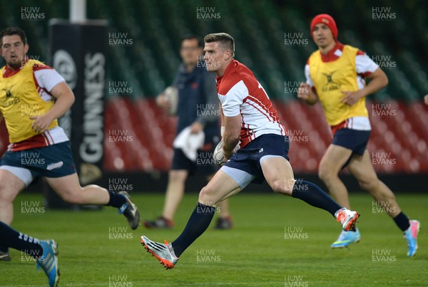 240415 - Scarlets Rugby Training -Scott Williams during training