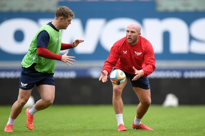 290525 - Scarlets Training - Scarlets train ahead of their trip to Dublin as they face Leinster in the United Rugby Championship Quarter Final - Efan Jones