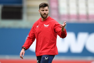 290525 - Scarlets Training - Scarlets train ahead of their trip to Dublin as they face Leinster in the United Rugby Championship Quarter Final - Johnny Williams