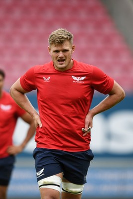 290525 - Scarlets Training - Scarlets train ahead of their trip to Dublin as they face Leinster in the United Rugby Championship Quarter Final - Taine Plumtree