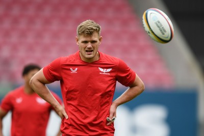 290525 - Scarlets Training - Scarlets train ahead of their trip to Dublin as they face Leinster in the United Rugby Championship Quarter Final - Taine Plumtree