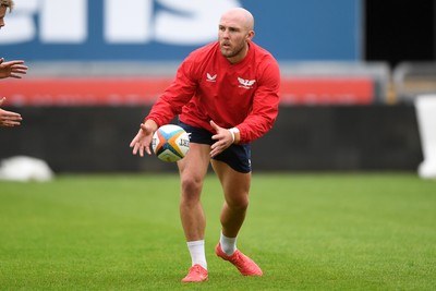 290525 - Scarlets Training - Scarlets train ahead of their trip to Dublin as they face Leinster in the United Rugby Championship Quarter Final - Efan Jones