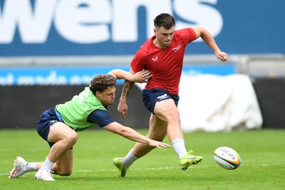 290525 - Scarlets Training - Scarlets train ahead of their trip to Dublin as they face Leinster in the United Rugby Championship Quarter Final - Joe Roberts during training