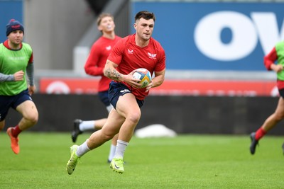 290525 - Scarlets Training - Scarlets train ahead of their trip to Dublin as they face Leinster in the United Rugby Championship Quarter Final - Joe Roberts during training