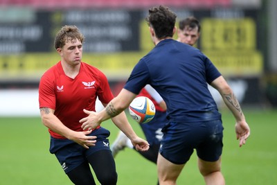 290525 - Scarlets Training - Scarlets train ahead of their trip to Dublin as they face Leinster in the United Rugby Championship Quarter Final - Macs Page