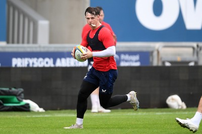 290525 - Scarlets Training - Scarlets train ahead of their trip to Dublin as they face Leinster in the United Rugby Championship Quarter Final - Tom Rogers