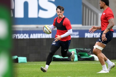 290525 - Scarlets Training - Scarlets train ahead of their trip to Dublin as they face Leinster in the United Rugby Championship Quarter Final - Tom Rogers