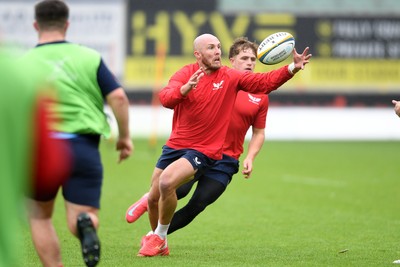 290525 - Scarlets Training - Scarlets train ahead of their trip to Dublin as they face Leinster in the United Rugby Championship Quarter Final - Efan Jones
