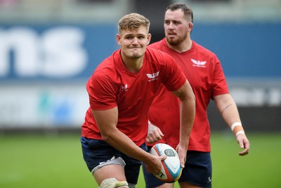 290525 - Scarlets Training - Scarlets train ahead of their trip to Dublin as they face Leinster in the United Rugby Championship Quarter Final - Taine Plumtree during training