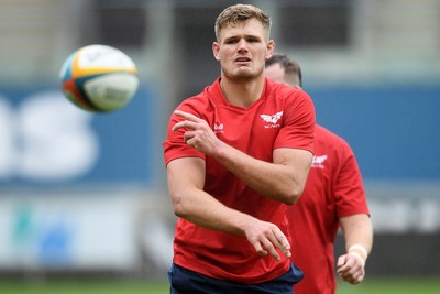 290525 - Scarlets Training - Scarlets train ahead of their trip to Dublin as they face Leinster in the United Rugby Championship Quarter Final - Taine Plumtree during training
