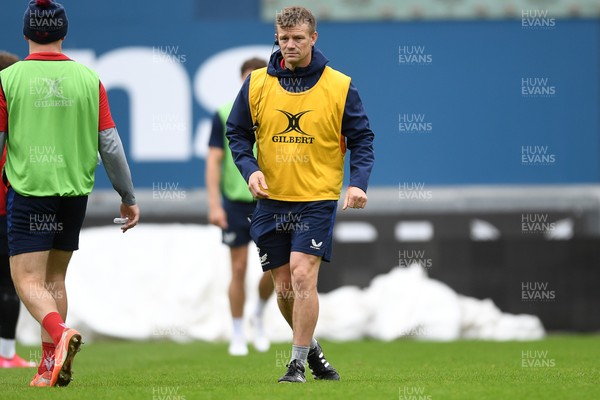 290525 - Scarlets Training - Scarlets train ahead of their trip to Dublin as they face Leinster in the United Rugby Championship Quarter Final - Head Coach Dwayne Peel