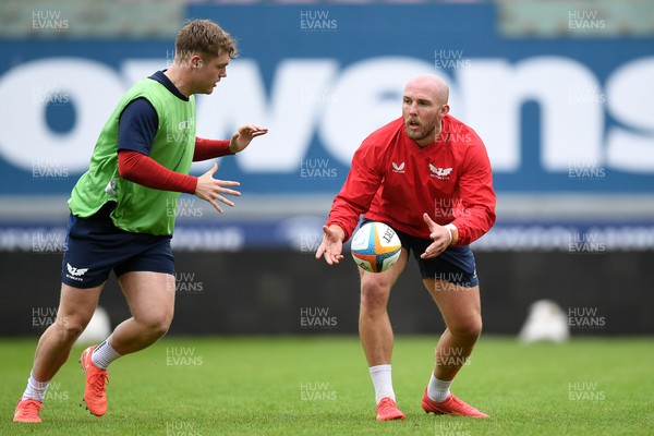 290525 - Scarlets Training - Scarlets train ahead of their trip to Dublin as they face Leinster in the United Rugby Championship Quarter Final - Efan Jones