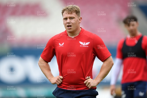 290525 - Scarlets Training - Scarlets train ahead of their trip to Dublin as they face Leinster in the United Rugby Championship Quarter Final - Sam Costelow
