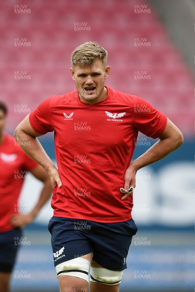 290525 - Scarlets Training - Scarlets train ahead of their trip to Dublin as they face Leinster in the United Rugby Championship Quarter Final - Taine Plumtree