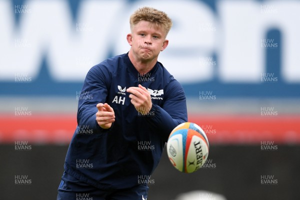 290525 - Scarlets Training - Scarlets train ahead of their trip to Dublin as they face Leinster in the United Rugby Championship Quarter Final - Archie Hughes