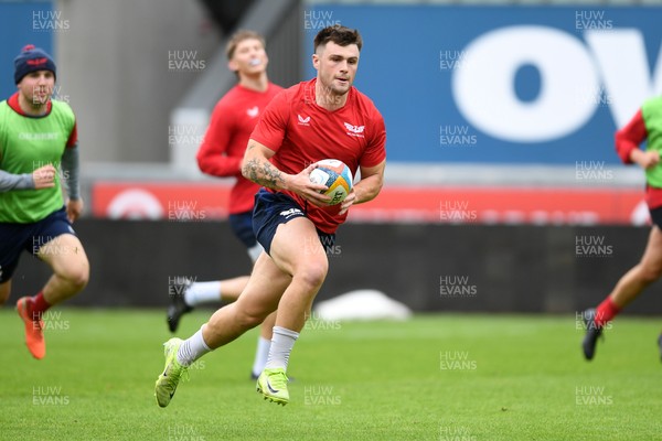 290525 - Scarlets Training - Scarlets train ahead of their trip to Dublin as they face Leinster in the United Rugby Championship Quarter Final - Joe Roberts during training