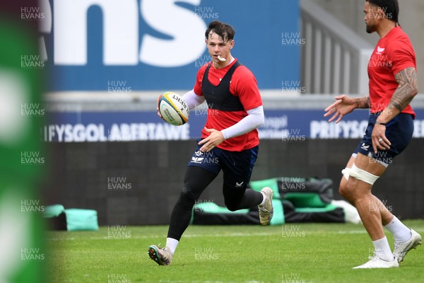 290525 - Scarlets Training - Scarlets train ahead of their trip to Dublin as they face Leinster in the United Rugby Championship Quarter Final - Tom Rogers