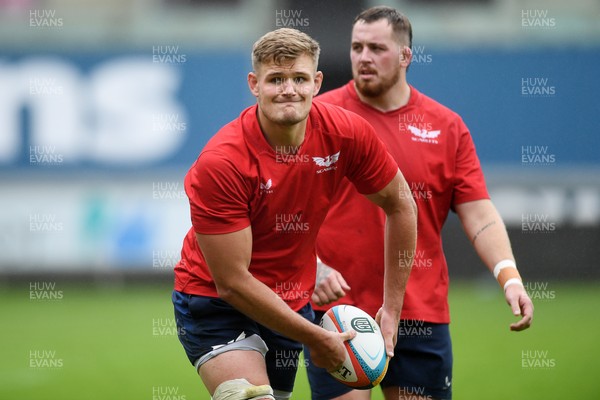 290525 - Scarlets Training - Scarlets train ahead of their trip to Dublin as they face Leinster in the United Rugby Championship Quarter Final - Taine Plumtree during training